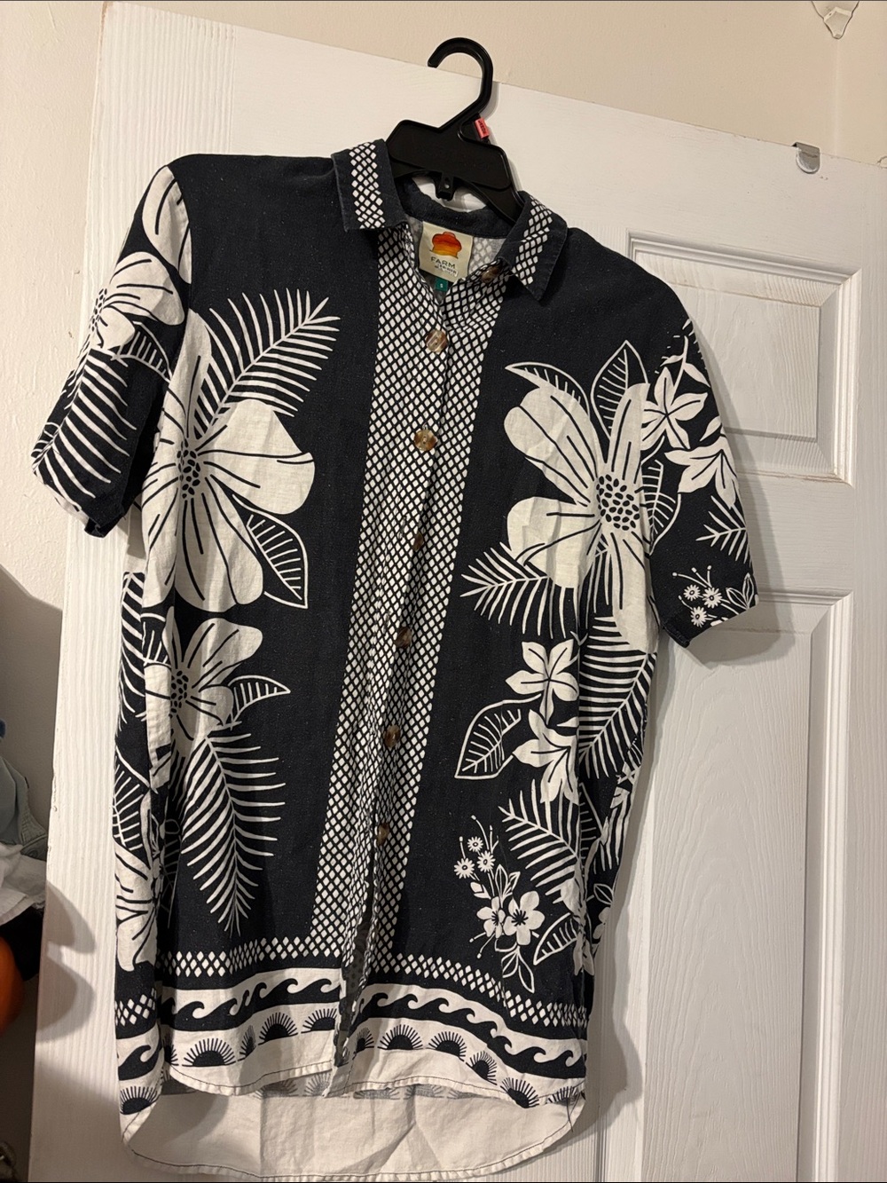 FARM Rio Black & White Floral Button-Down Shirt